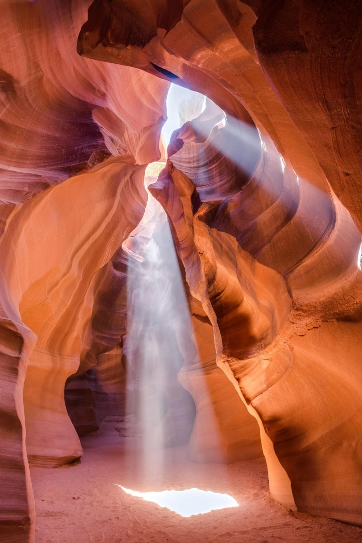 7. Antelope Kanyonu – ABD

Rüzgâr ve suyun binlerce yıl boyunca şekillendirdiği Antelope Kanyonu, ışık huzmeleriyle oluşan eşsiz görüntüleri sayesinde fotoğrafçıların gözdesi haline geldi.