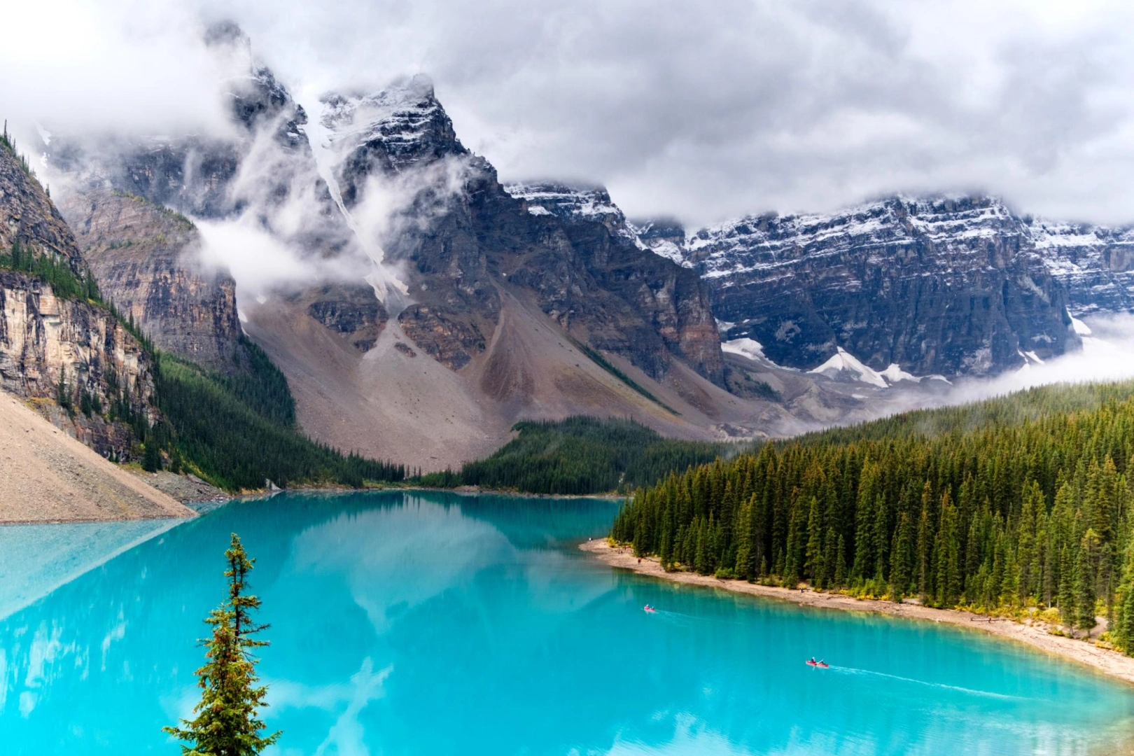 9. Banff Milli Parkı – Kanada

Turkuaz gölleri, karla kaplı dağları ve geniş ormanlarıyla Banff Milli Parkı, Kanada'nın en çok ziyaret edilen doğal alanlarından biridir.