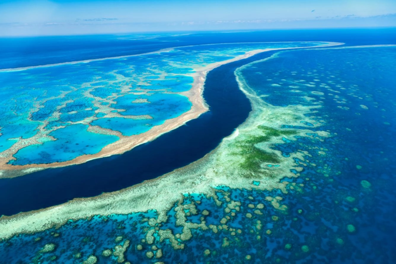 2. Büyük Set Resifi (Great Barrier Reef) – Avustralya

Dünyanın en büyük mercan resifi sistemi olan Büyük Set Resifi, binlerce deniz canlısına ev sahipliği yapıyor. Uzaydan görülebilen nadir doğal oluşumlardan biri olarak biliniyor.