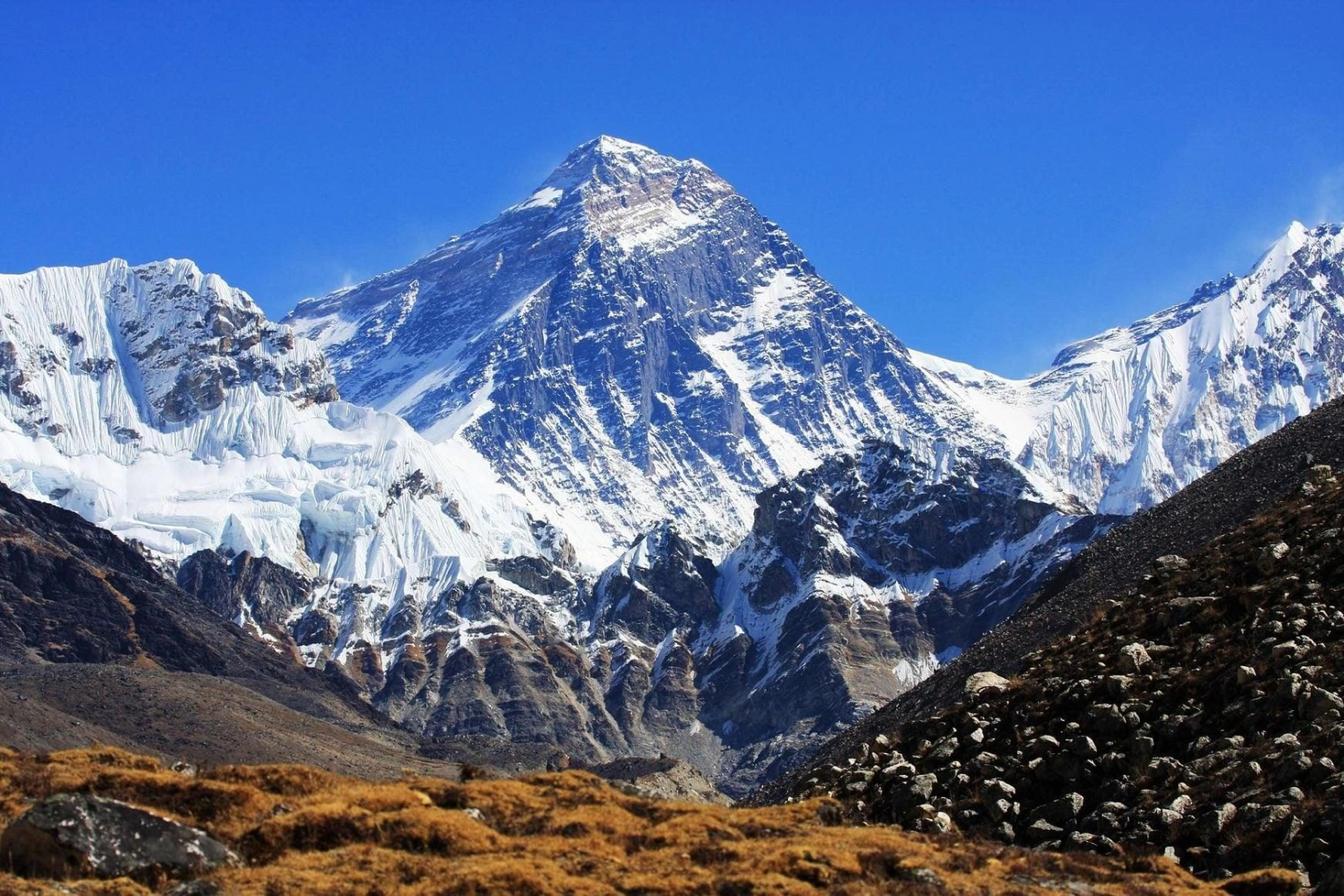 6. Everest Dağı – Nepal

Deniz seviyesinden 8.848 metreden daha yüksek olan Everest Dağı, dünyanın en yüksek zirvesi olarak dağcıların en büyük hedeflerinden biri kabul ediliyor.