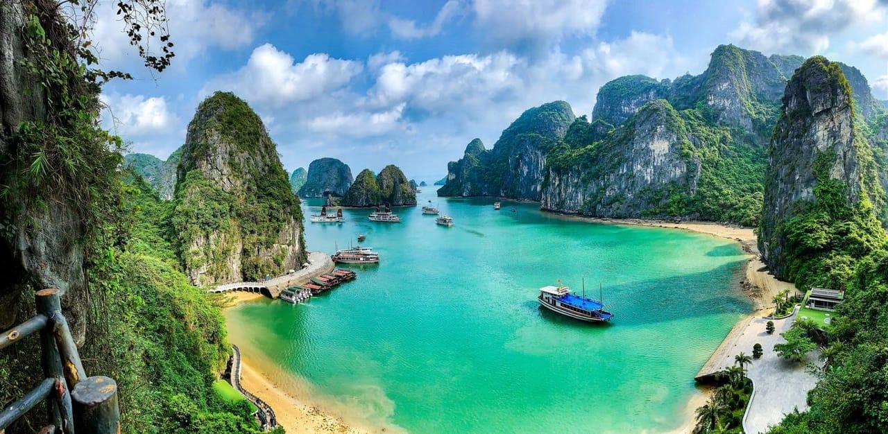 10. Ha Long Körfezi – Vietnam

Binlerce kireçtaşı adacığının oluşturduğu Ha Long Körfezi, sisli atmosferi ve sakin sularıyla dünyanın en büyüleyici manzaralarından birine sahip.