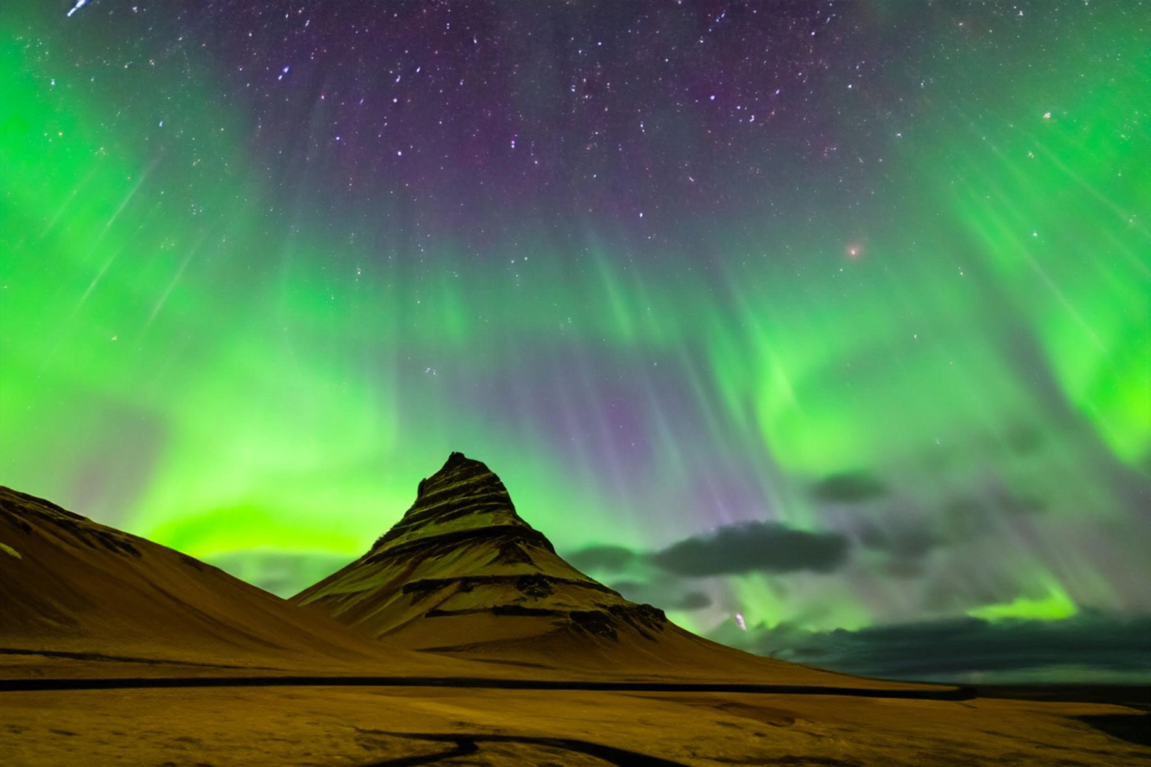 3. Kuzey Işıkları (Aurora Borealis) – İzlanda

Gökyüzünde beliren yeşil, mor ve mavi renkli ışıklar, Güneş'ten gelen yüklü parçacıkların atmosferle etkileşmesi sonucu oluşuyor. İzlanda, bu doğa olayını izlemek için en popüler destinasyonlardan biri.