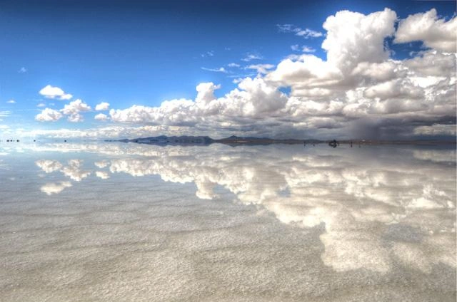 4. Salar de Uyuni – Bolivya

Dünyanın en büyük tuz çölü olan Salar de Uyuni, yağışlı mevsimde dev bir aynaya dönüşerek ziyaretçilere büyüleyici manzaralar sunuyor.