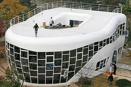8-Toilet Shaped House – Suweon, Korea