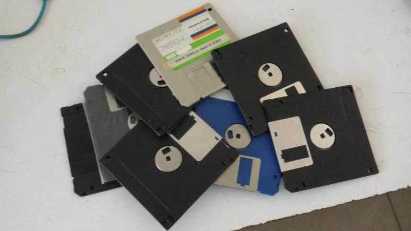 2. Disketler: Megabaytların Değerli Olduğu Zamanlar: Bulut teknolojisi ve USB belleklerden önce veriler, sadece 1.44 MB kapasiteye sahip 3.5 inçlik disketlerle taşınırdı. Bugün tek bir fotoğrafın bile sığamadığı bu teknoloji, dijital dünyada hâlâ "Kaydet" ikonunun simgesi olarak yaşıyor.