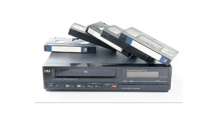 4. VHS Kasetler: Ev Yapımı Sinema Kültürü: Hafta sonu eğlencesi, video kasetçiden film kiralamaktı. İzledikten sonra bandı geri sarmak en büyük kuraldı. Filmin en heyecanlı yerinde kasetin bant sarması ve ekranı düzeltmek için kumandayla uğraşmak dönemin unutulmaz ritüeliydi.