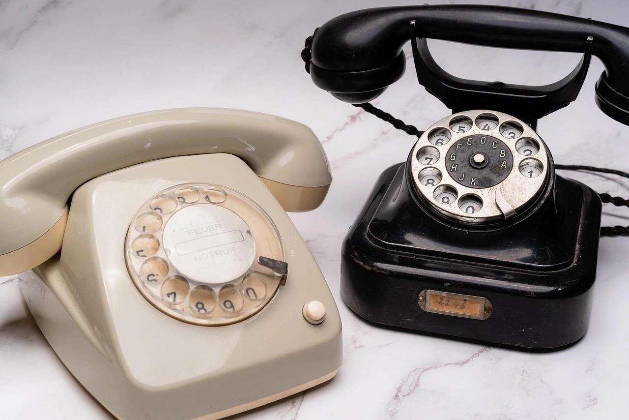 5. Çevirmeli Telefonlar: Sabrın Sınandığı Günler: Dokunmatik ekranlardan önce, numara çevirmek tam bir sabır testiydi. Parmağınızı deliğe sokup diski sonuna kadar döndürür ve tıkır tıkır geri dönmesini beklerdiniz; tek bir rakamı yanlış çevirdiğinizde ise her şeye en baştan başlardınız.