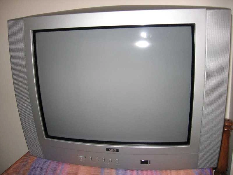 6. Tüplü Televizyonlar: Evlerin Baş Köşesindeki Dev Kutular: CRT teknolojisiyle çalışan bu devasa televizyonlar salonların en ağır mobilyasıydı. Arkalarındaki büyük çıkıntı yüzünden yerleştirmek dert olurdu; görüntü gittiğinde tepesine vurularak tamir edilmeye çalışılır ve üzerine mutlaka dantel örtülürdü.