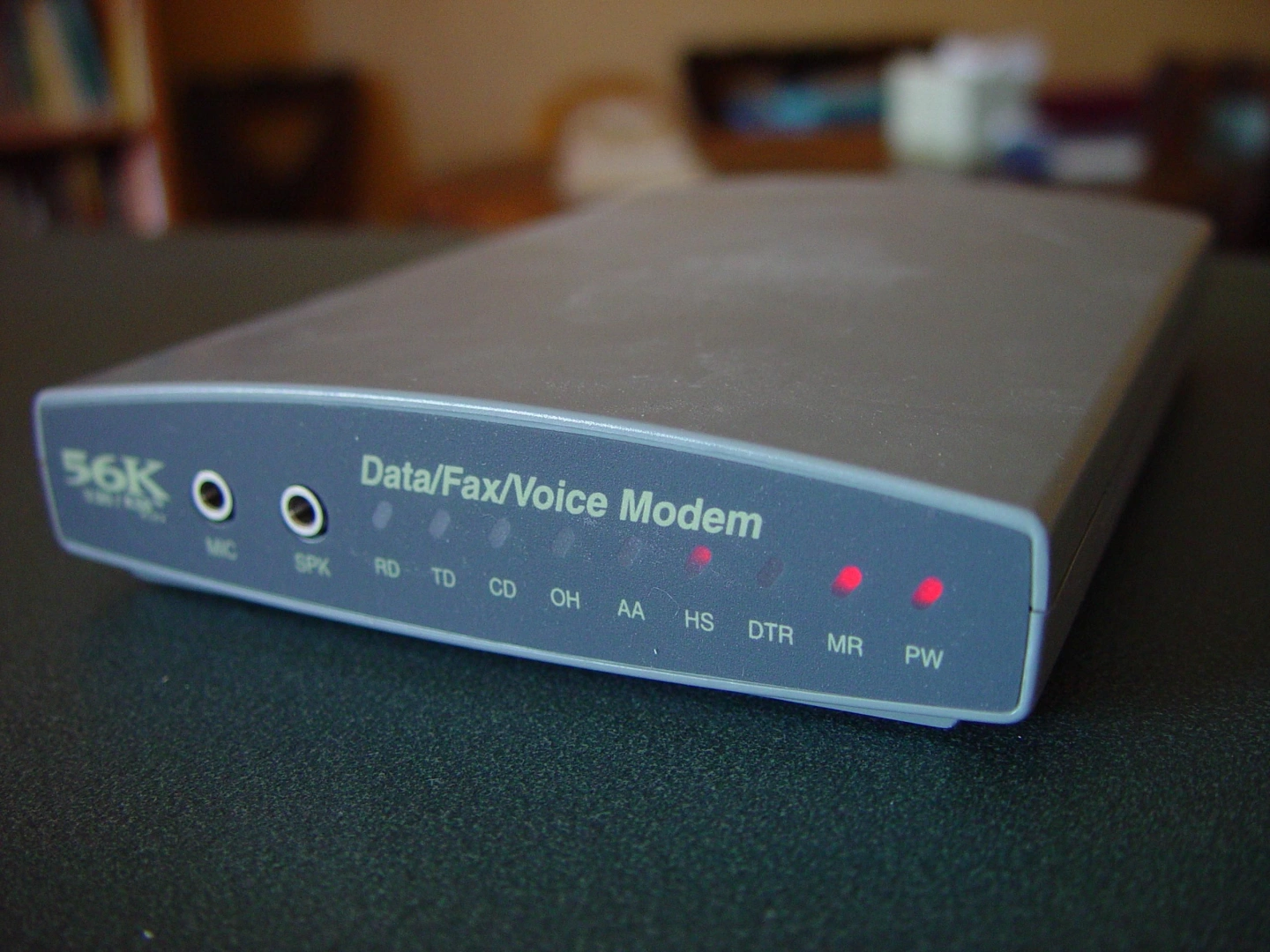 9. Çevirmeli (Dial-Up) Modemler: İnternetin Efsanevi Sesi: 90'larda internete bağlanmak için ev telefonunun hattı kullanılırdı. Bilgisayardan yükselen o efsanevi robotik "dııı-vııı-çat-çut" seslerini dinlemek zorundaydınız; üstelik siz internetteyken ev telefonu meşgul çalar, biri telefonu kaldırırsa internet kopardı.